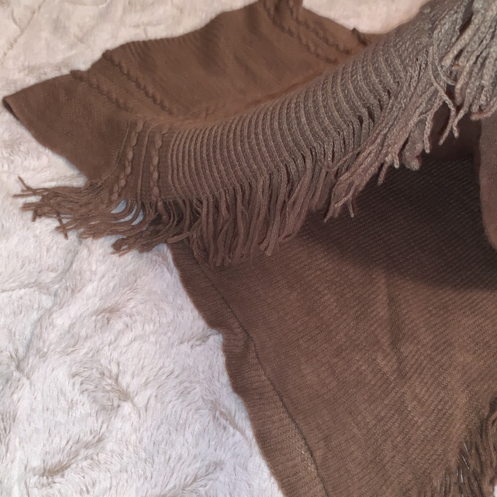 Poncho - Picture 3 of 5